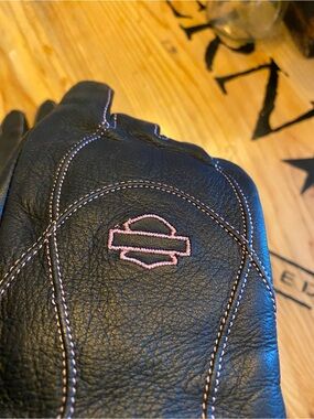 NWOT Harley-Davidson Black Leather Riding Gloves with Pink Accent Stitching